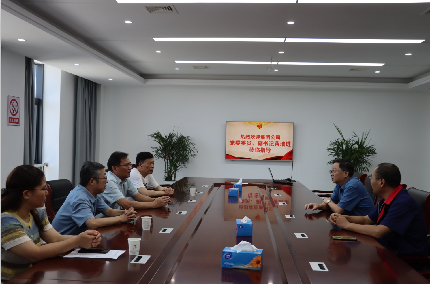 集團公司黨委副書(shū)記蔣培進(jìn)到公司開(kāi)展高溫慰問(wèn)